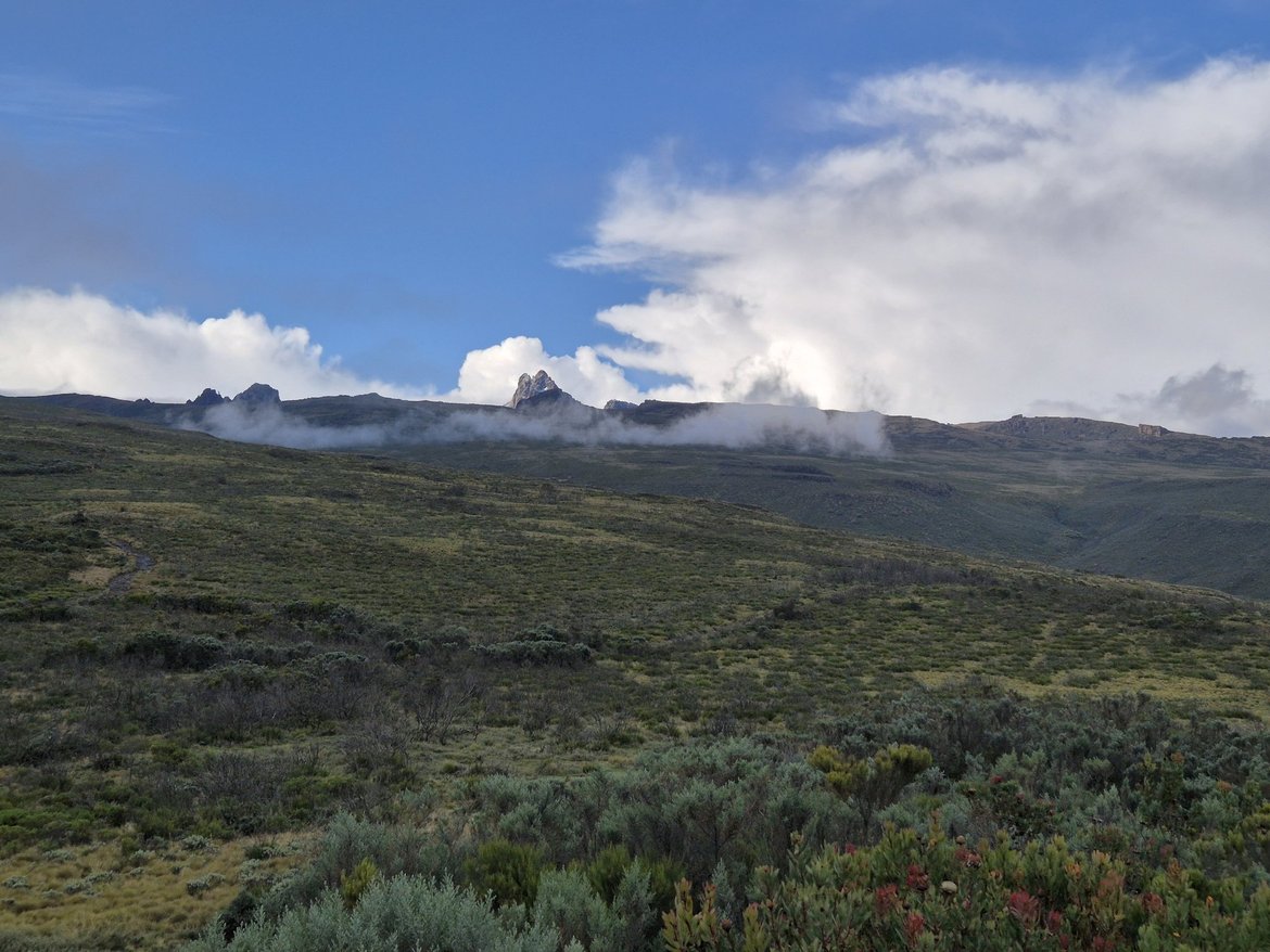 Old moses to Shiptons camp via mackinder valley-3300m-4200m 7 hrs